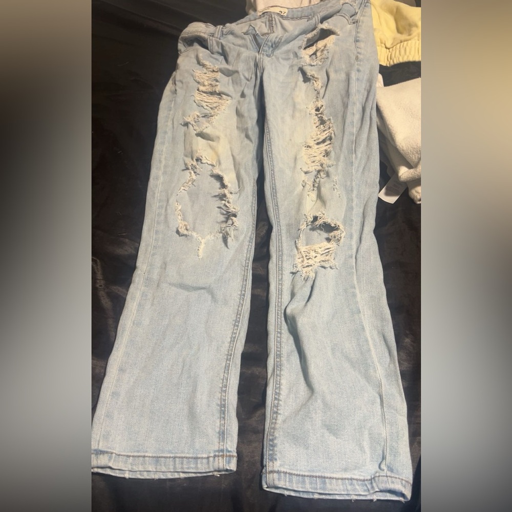 Garage: Size: 7.      Light Blue Distressed Women’s jeans